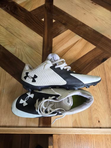 White Used Size 9.0 (Women's 10) Youth Under Armour Low Top Molded Cleats