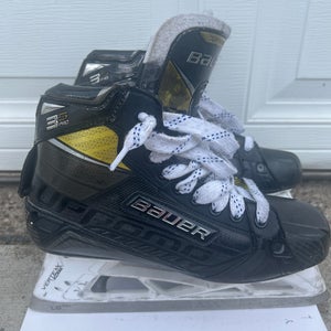 Used Junior Bauer Regular Width  9.5 Supreme 3S pro Hockey Goalie Skates