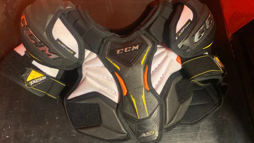 CCM  Super Tacks AS1 Shoulder Pads JUNIOR Medium
