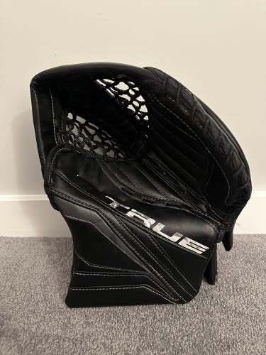 True L12.2 590 Goalie Glove, Black