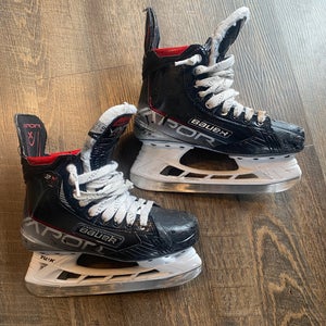 Used Intermediate Bauer Vapor 3X Hockey Skates Regular Width Size 5.5