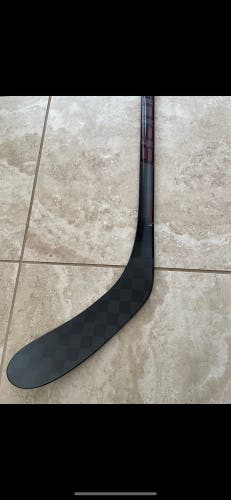New Intermediate Bauer Right Handed P28 Vapor 3X Pro Hockey Stick