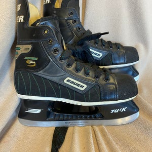 Used Intermediate Bauer Supreme 3000 Hockey Skates Regular Width Size 4