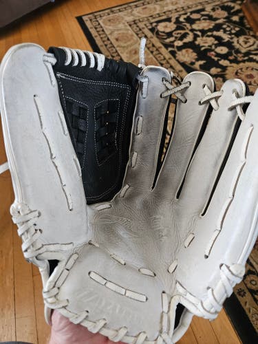 Used 2022 Mizuno Right Hand Throw Outfield Supreme Softball Glove 12.5"