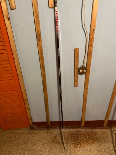 Used Senior Bauer Right Handed P92 Vapor Hyperlite Hockey Stick