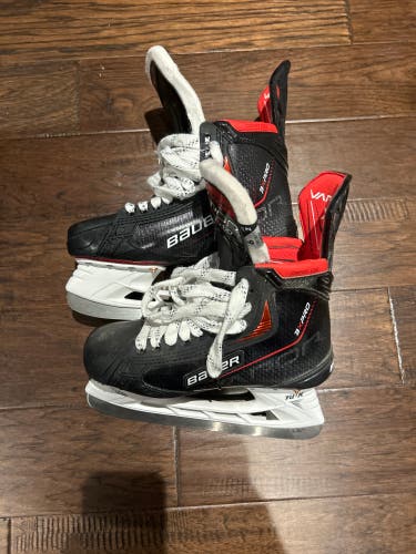 New Junior Bauer Regular Width  Pro Stock 6 Vapor 3X Pro Hockey Skates