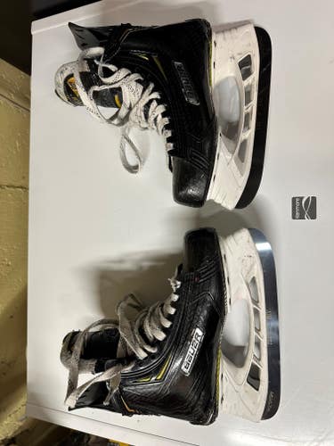 Used Junior Bauer Supreme 2S Pro Hockey Skates Regular Width Size 4.5