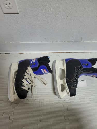 Used Ccm Rental Junior 02 Ice Hockey Skates