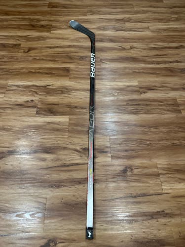 Bauer hyperlight hockey stick (P28) (87 flex)
