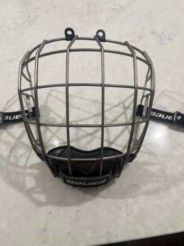 Like New Medium  Bauer Re-Akt Cage Full Cage Profile iii
