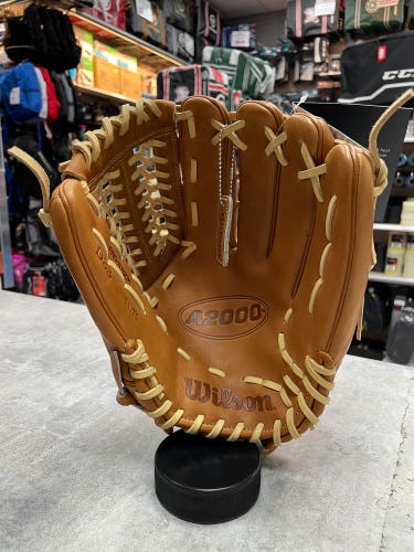 New Right Hand Throw 11.75" A2000 D33 Baseball Glove