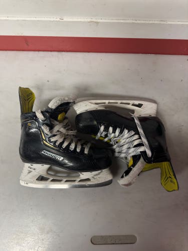Used Intermediate Bauer Regular Width   Size 4.5 Supreme S29 Hockey Skates
