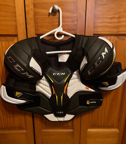 Used Large CCM  Super Tacks AS1 Shoulder Pads