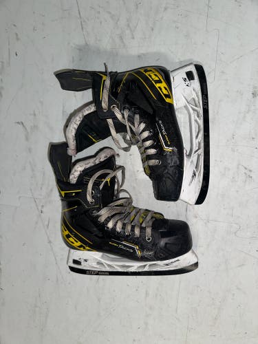 Used Intermediate CCM Regular Width Size 5 Super Tacks AS3 Hockey Skates