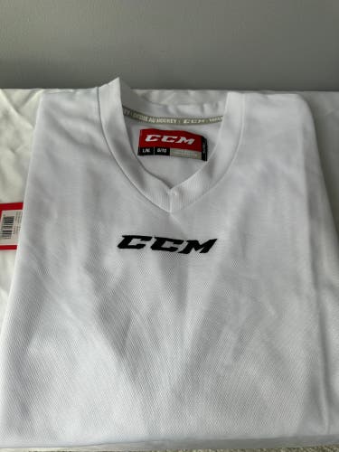 New CCM White Youth/Junior L/XL Practice Jersey
