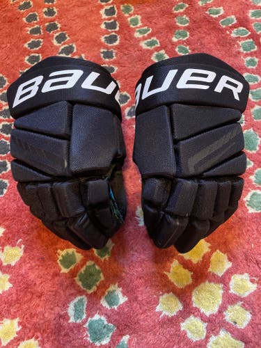 Used junior Bauer X gloves 10"