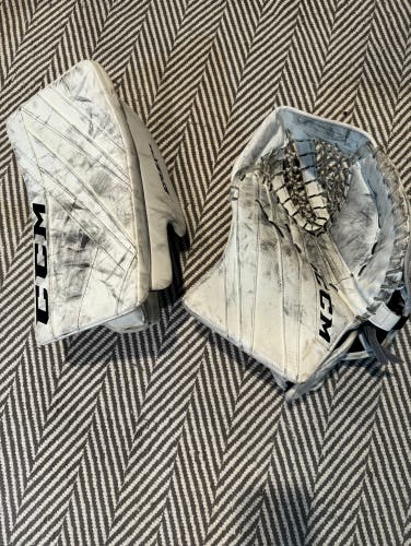 Used CCM Regular EFLEX 5.9 Blocker and Glove