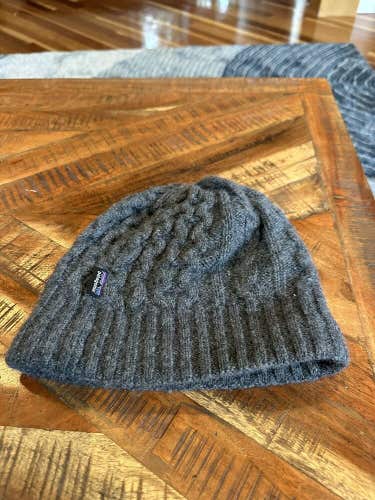 Patagonia Women's Knitted Wool Cable Knit Beanie wool Lined One-Size Gray
