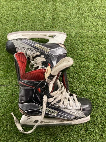 Used Intermediate Bauer Vapor X900 Hockey Skates Regular Width Size 5.5