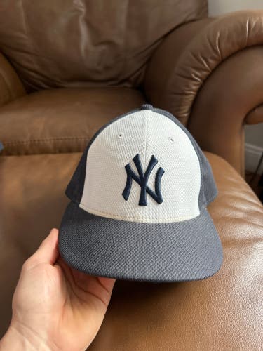 Yankees New Era size 59 Fifty Fitted Size 6 7/8