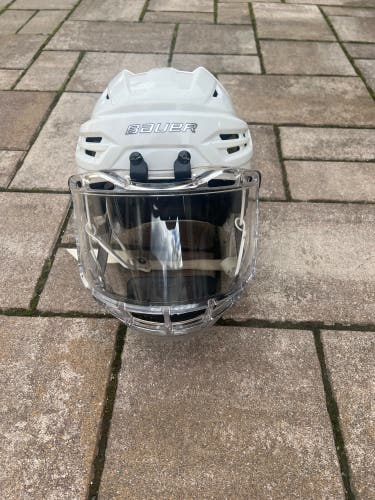 Used Medium Bauer Re-Akt 95 Helmet