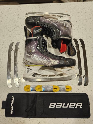 Senior Bauer Vapor Hyperlite Hockey Skates size 9 fit 1 With 3 pairs of blades, all size 280
