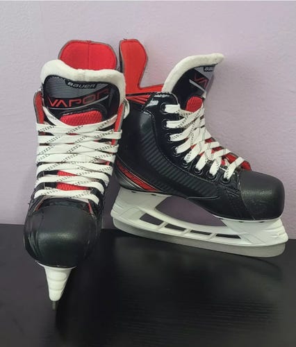 EUC Bauer Vapor X2.5 Junior Ice Hockey Skates Size 1D (Regular)