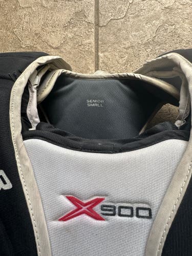 Bauer X900 goalie chest senior small