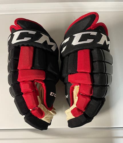 Chicago Blackhawks Pro Stock CCM HG97 14” hockey gloves