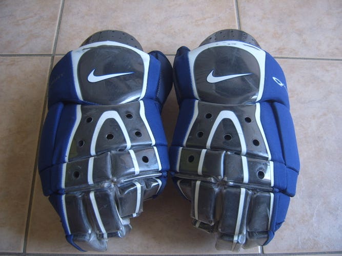 Good Condition Nike Quest Invisio Hockey Gloves senior size 13.5"