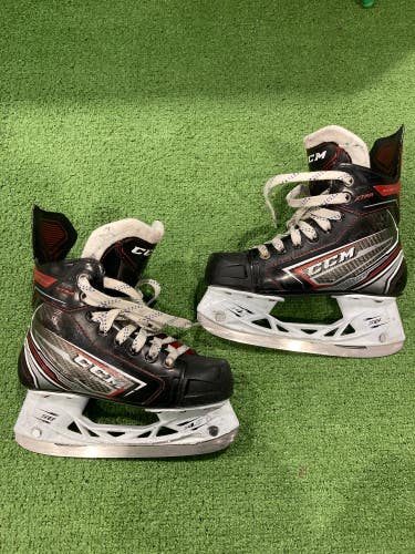 Used Junior CCM JetSpeed XTra Hockey Skates Regular Width Size 2