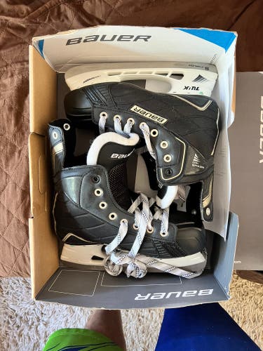 New Intermediate Bauer 6.5 Nexus 400 Hockey Skates