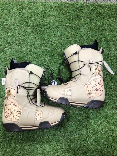Used Women's 7.5 Burton Emerald Snowboard Boots