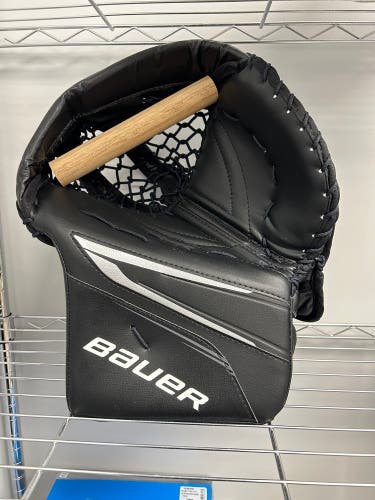 Bauer Vapor X5 Pro Sr Glove. *Ships broken in.