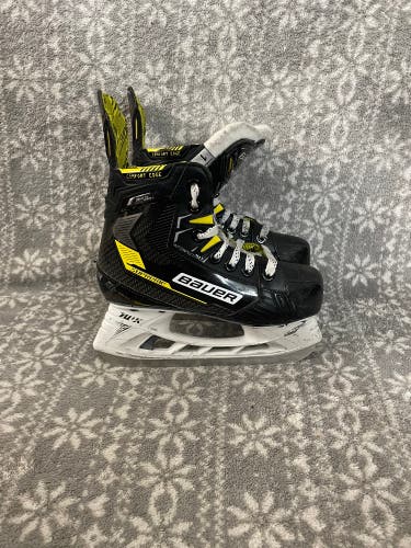 Used Junior Bauer Supreme Ignite Pro+ Hockey Skates Size 1 EE
