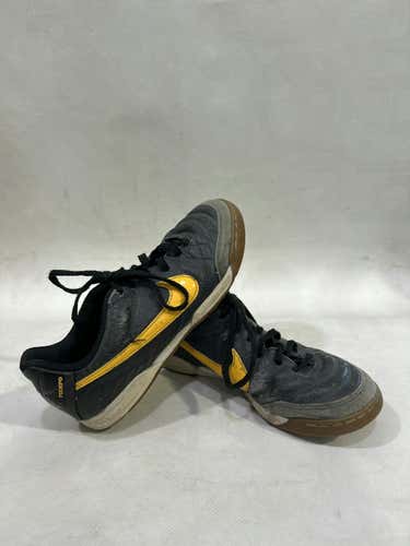 Used Nike Junior 03.5 Indoor Soccer Indoor Shoes
