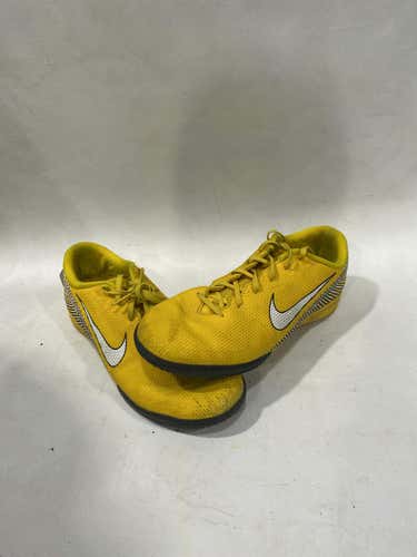 Used Nike Senior 6.5 Cleat Soccer Indoor Shoes