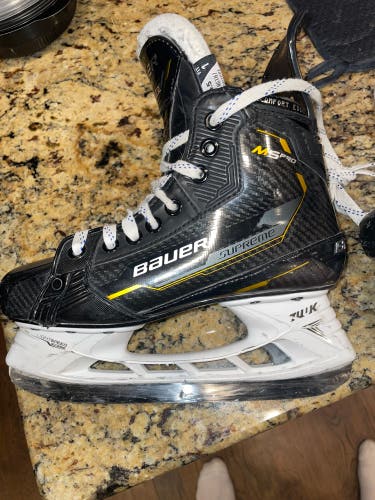 Bauer intermediate M5 pro hockey skate Size 4.5