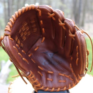 Used Mizuno Right Hand Throw Pitcher's Classic Pro Soft Baseball Glove 12"