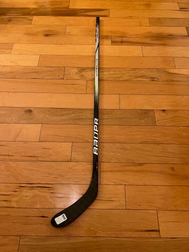 New Bauer Hyperlite 2 Hockey Stick P28/77 Flex/Right Handed