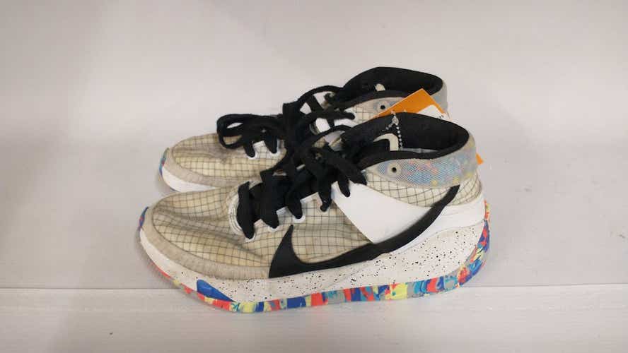 Used Nike Youth 06.5 Basketball Shoes