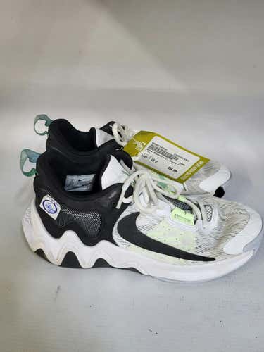 Used Nike Youth 06.0 Basketball Shoes