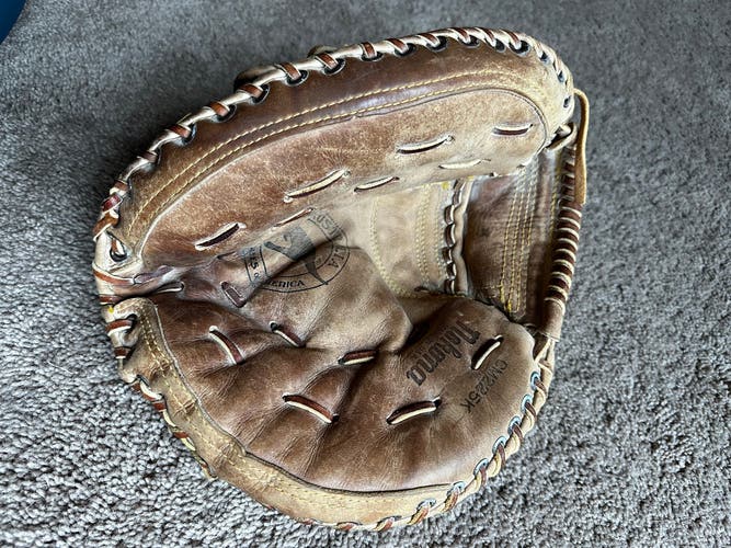 Nokona CM225k Catchers Mitt RH Throw