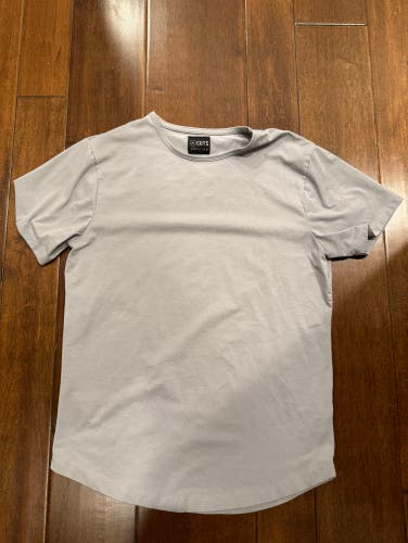 CUTS Men’s Large Curve Hem T-Shirt