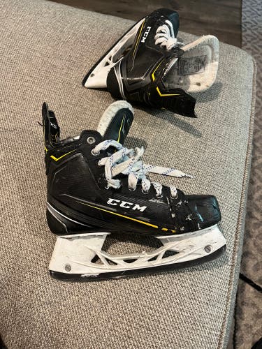 Used Intermediate CCM Regular Width   Size 5.5 Tacks Classic Pro Hockey Skates