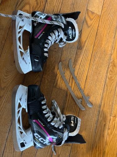 Used Junior CCM Size 3.5 Tacks AS-570 Hockey Skates