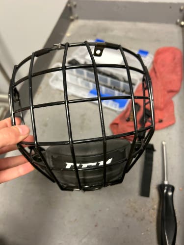 Ccm cage for helmet