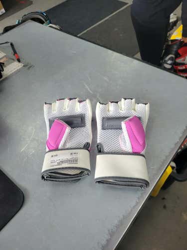 Used Everlast Sm Martial Arts Gloves