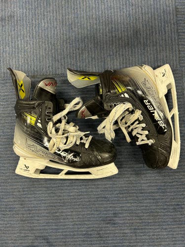 Used Senior Bauer Regular Width 9.5 Vapor Hyperlite 2 Hockey Skates