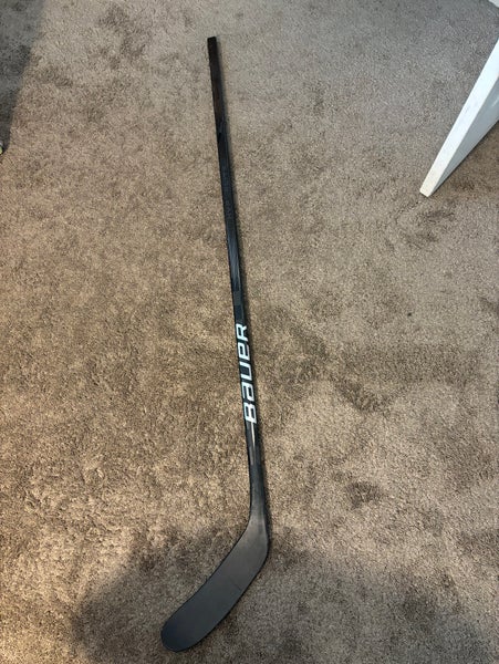 New Senior Bauer Right Handed P28M Vapor Hyperlite Hockey Stick